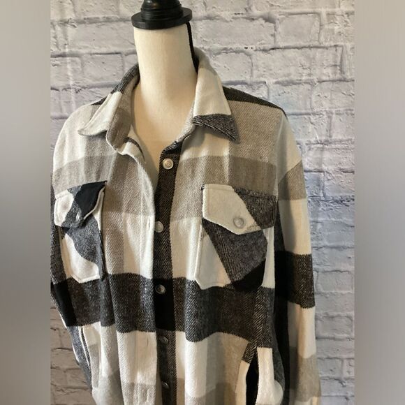 Black /Gray / White Plaid Fleece Shacket - Size XL - Picture 2 of 7